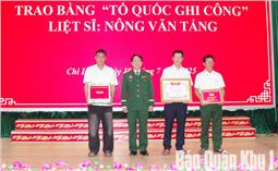 Trao Bằng 